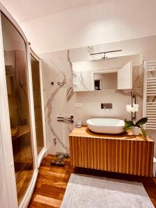 W łazience znajduje się biała umywalka i lustro. w obiekcie Platessa w mieście Portovenere
