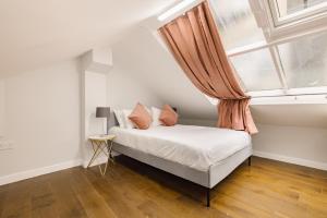 1 dormitorio con cama y ventana en CitySpace Leicester Square, en Londres