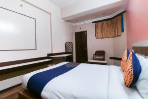 Schlafzimmer mit einem Bett und einer Leinwand in der Unterkunft Oyo Yatra Inn in Bangalore