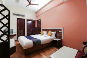 a bedroom with a large bed in a room at Oyo Yatra Inn in Bangalore
