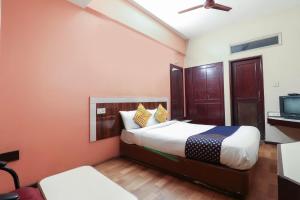 ein Hotelzimmer mit einem Bett und einem TV in der Unterkunft Oyo Yatra Inn in Bangalore