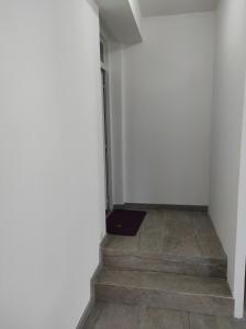 un pasillo con escaleras y una habitación con paredes blancas en Una La Unica, en Bihać