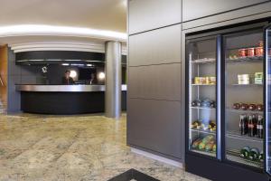 eine Lobby mit einer Theke und einem Kühlschrank in der Unterkunft Aparthotel Adagio Geneve Saint Genis Pouilly in Thoiry
