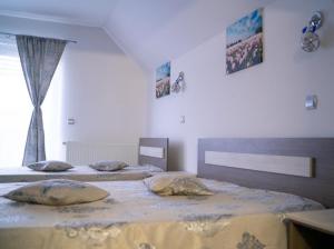 MoldoveneştiにあるPoarta Paradisuluiのツインベッド2台 窓付きのベッドルーム1室