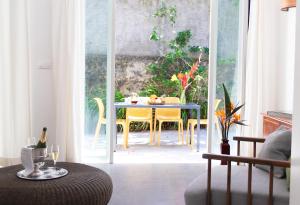 comedor con mesa y sillas amarillas en Les Patios de Grands Bois, en Saint-Pierre
