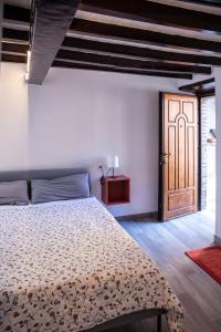 A bed or beds in a room at L'angolo nascosto