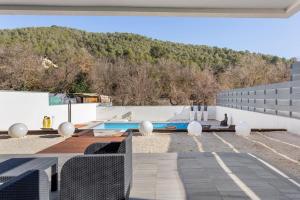 a view from the roof of a house with a swimming pool at Exclusiva Villa de Lujo con piscina in Canyelles