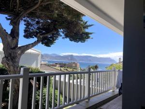 een balkon met uitzicht op de oceaan bij Restore your Soul, Boulders Beach, Simonstown in Simonʼs Town