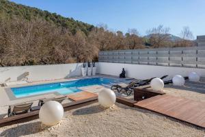 a house with a swimming pool in a yard at Exclusiva Villa de Lujo con piscina in Canyelles