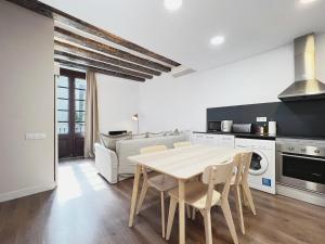 a kitchen and dining room with a table and chairs at Stay U-nique Apartments Vila de Gracia in Barcelona