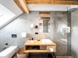 uma casa de banho com um lavatório e um chuveiro em Alte Schule Tiefenbach em Tiefenbach