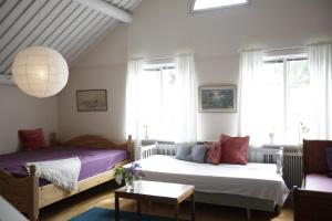 um quarto com 2 camas e uma mesa em Kurrebo em Urshult