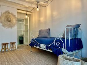 ラ・ロシェルにあるL'Atelier du Vieux Port avec Parkingのベッドルーム1室(青い毛布付きのベッド1台付)