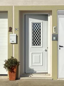 una puerta blanca con una ventana en una casa en The Little Owls Nest Castro Verde, en Castro Verde