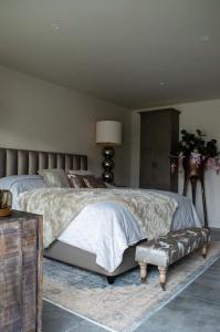 1 dormitorio con 1 cama grande y mesa en B&B Bubbles&Bites en Oostvoorne