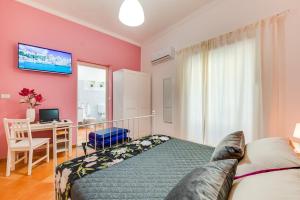 een slaapkamer met een bed en een bureau bij Namuri Rooms in Sciacca