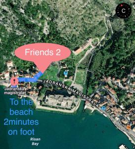 um mapa de um resort com um sinal vermelho que diz amigos para a praia em Friends 2 Apartments em Risan