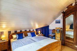 sypialnia z dużym łóżkiem na poddaszu w obiekcie Burgblick w mieście Lauf