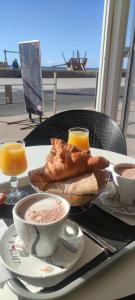 een tafel met een kom soep en een bord eten bij Mobil Home Palmiers 1 in Valras-Plage