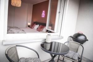 um quarto com uma cama, uma mesa e cadeiras em Apartment Strauss #DREI 3 Zi BS-Nordstadt em Braunschweig