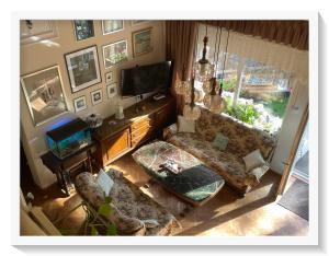 an overhead view of a living room with a couch and a tv at Agroturystyka Chłopy in Sarbinowo