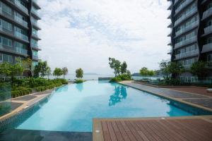 Kolam renang di atau dekat dengan Good Seaview Condo, near Queensbay