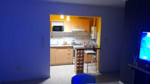 pequeña cocina con encimera y TV en Depto, cerca Universidad Nacional del Sur, Ejercito Argentino, Irel, Club Sportiva en Bahía Blanca
