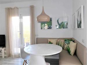 sala de estar con mesa blanca y sofá en Terraza de Santa Cruz, en Santa Cruz de Tenerife