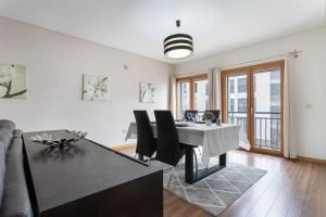 - une salle à manger avec une table et des chaises dans l'établissement Modern & Elegant 2 bedroom in Amadora by GT House, à Amadora
