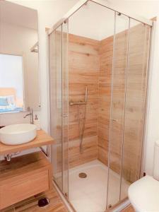 ein Bad mit einer Dusche, einem WC und einem Waschbecken in der Unterkunft Cozy apartment with private courtyard in Barcarena