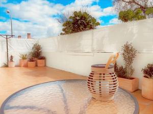 um vaso sentado numa mesa num pátio em Cozy apartment with private courtyard em Barcarena