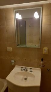 y baño con lavabo y espejo. en Depto, cerca Universidad Nacional del Sur, Ejercito Argentino, Irel, Club Sportiva en Bahía Blanca
