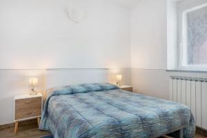 1 dormitorio con 1 cama con edredón azul en Casa mare montaretto 2, en Bonassola