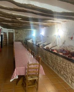 un comedor con una mesa y sillas rojas y blancas en La Buena Vida, en Cañada del Trigo