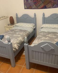 dos camas sentadas una al lado de la otra en un dormitorio en La Buena Vida, en Cañada del Trigo