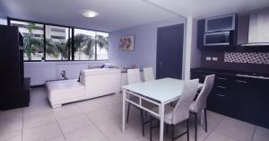 cocina y sala de estar con mesa y sillas en Bellini I 2, 2 habitaciones, Puerto Santa Ana, Guayaquil, en Guayaquil