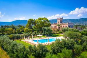 un complejo con piscina y un edificio en Masseria Salamina, en Fasano