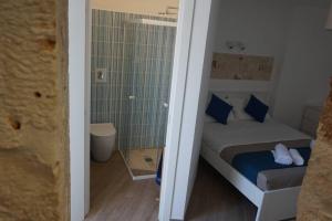 Un dormitorio pequeño con una cama y una ducha. en Il Sogno di SaZa, en Castellana Grotte 29 fotos más