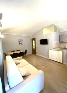 Casa Massey في تورينو: غرفة معيشة مع أريكة بيضاء وطاولة