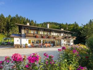 ein großes Haus mit Blumen davor in der Unterkunft Ferienhaus Angerer in Berchtesgaden