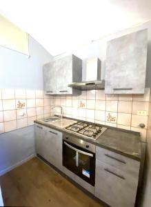 a kitchen with a stove and a sink in it at Casa Massey in Turin