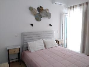 オルノスにあるCeleste Apartmentsのベッドルーム1室(ピンクの毛布付きの大型ベッド1台付)