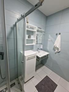 a bathroom with a sink and a shower at Apartman Blago Zlatibora in Zlatibor
