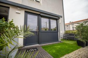 Vonkajšia záhrada v ubytovaní Luxury Studio Apartment with Terrace
