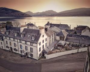 una vista aerea di un edificio vicino all'acqua di The George Hotel a Inveraray