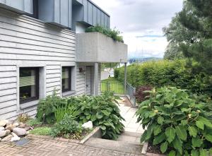 uma casa com um jardim em frente em Zwischen Hafen und Strandbad em Constança