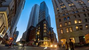 uma rua movimentada da cidade com edifícios altos e pessoas em Hotel Indigo NYC Financial District, an IHG Hotel em Nova York