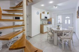 uma cozinha e sala de jantar com mesa e cadeiras em Apartment in Crikvenica 14216 em Crikvenica