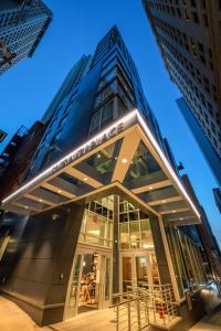 um edifício com uma placa na frente dele em Hotel Indigo NYC Financial District, an IHG Hotel em Nova York