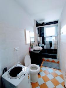 a bathroom with a toilet and a shower at Loueurdappart - Maison Calme Entre Mer et Commerces Tout à Pied in La Baule